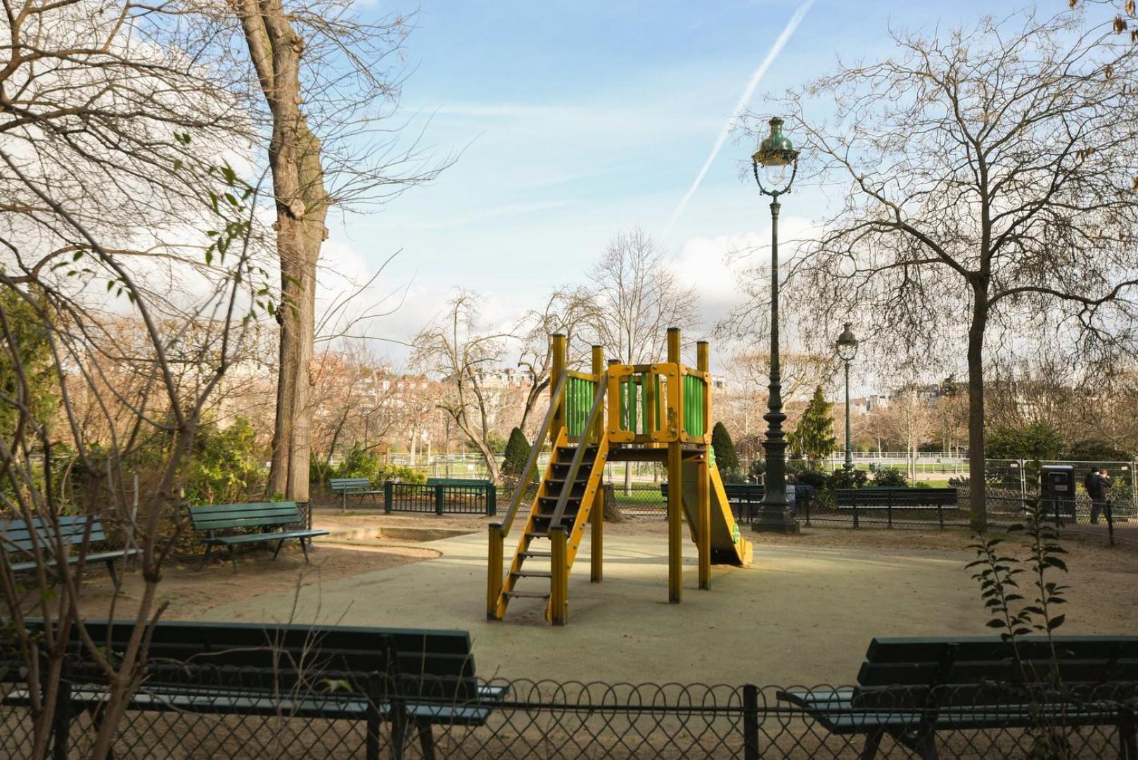 Modern Family Apartment Next To The Eiffel Tower Paris Exterior photo